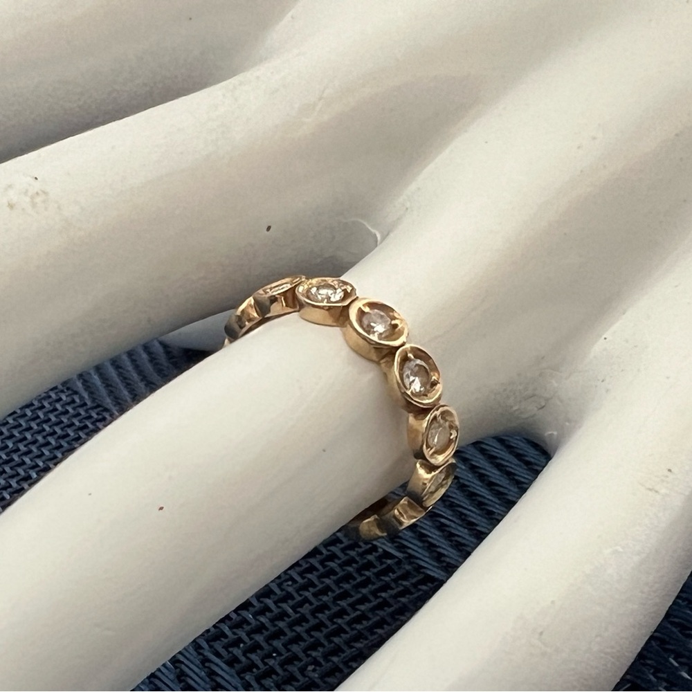 Elegant Gold and Diamond Women's Ring